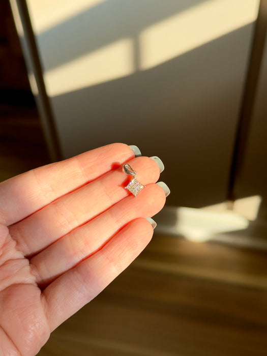 10k Invisible Set Diamond Pendant