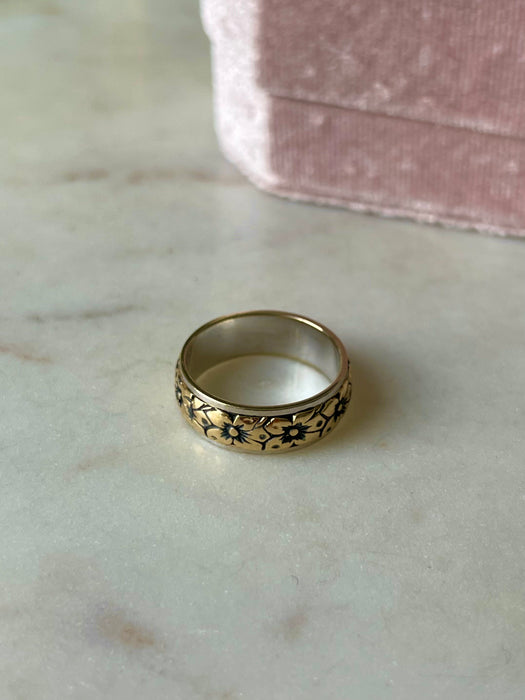 14k Floral Carved Band